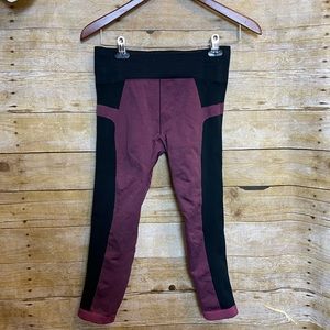 Under Armour cropped compression pants 🛍